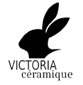 Logo de Victoria Céramique avec une tête de lapin de profil gauche et le texte 3Victoria Céramique"