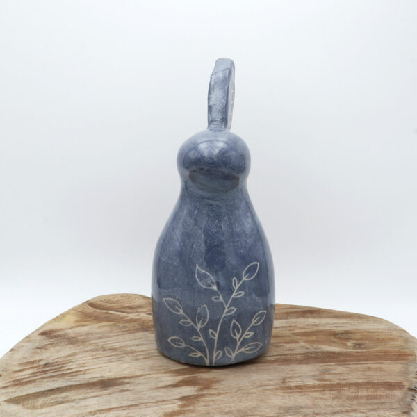 Lapin de faïence blanche engobé en bleu