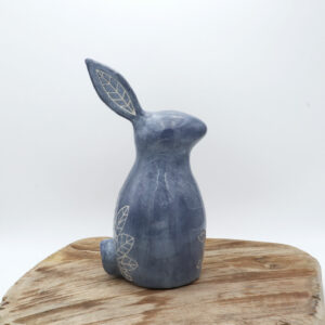 Lapin de faïence blanche engobé en bleu