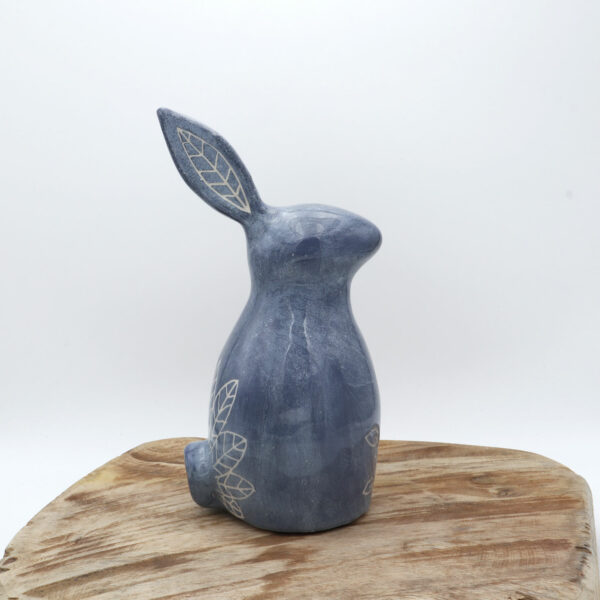 Lapin de faïence blanche engobé en bleu