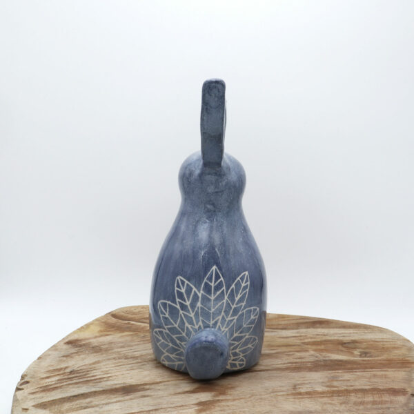Lapin de faïence blanche engobé en bleu