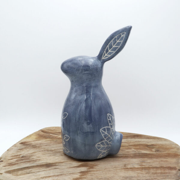 Lapin de faïence blanche engobé en bleu