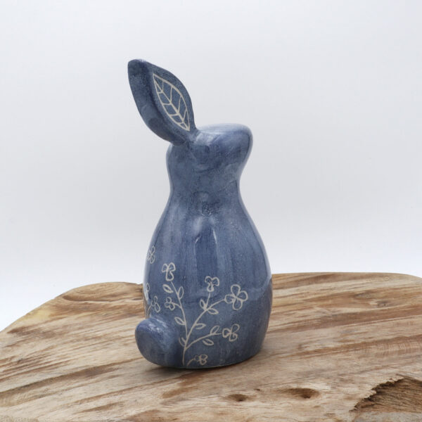 Lapin de faïence blanche engobé en bleu