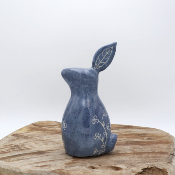 Lapin de faïence blanche engobé en bleu