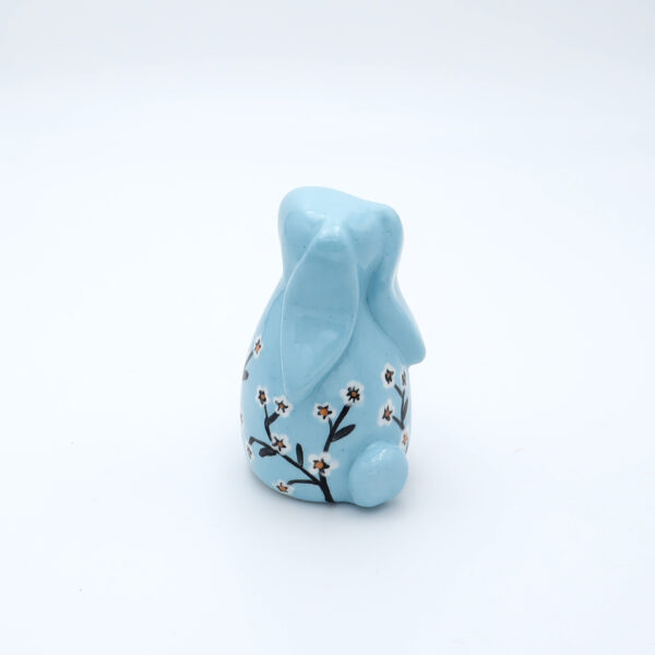 Petit lapin bleu en céramique fleuri peint à la main