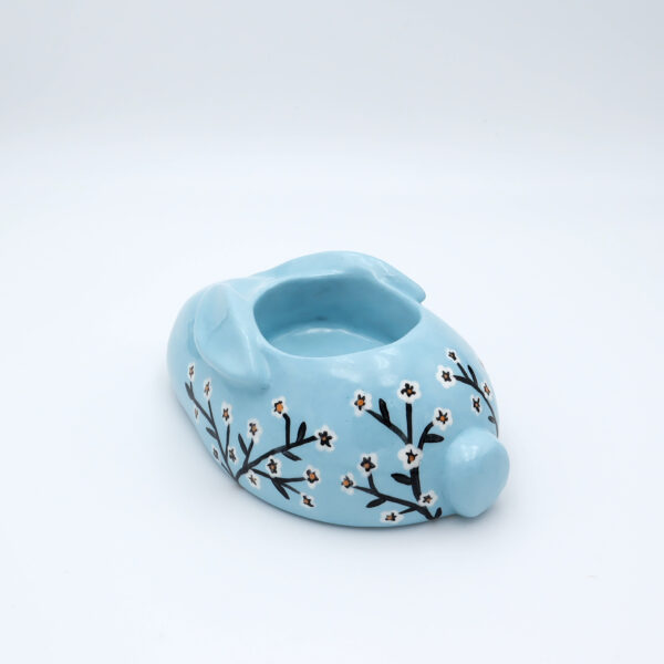 Bougeoir bleu en céramique en forme de lapin avec des fleurs peintes à la main