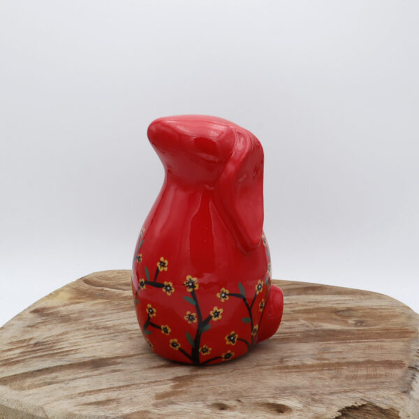 Lapin en céramique peint à la main rouge avec des fleurs