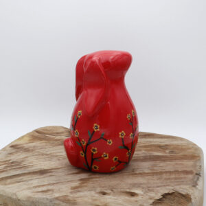 Lapin en céramique peint à la main rouge avec des fleurs