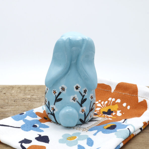 Petit lapin bleu clair en céramique peint à la main avec des fleurs - Victoria Céramique