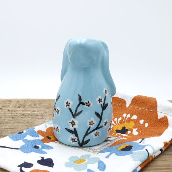 Petit lapin bleu clair en céramique peint à la main avec des fleurs - Victoria Céramique