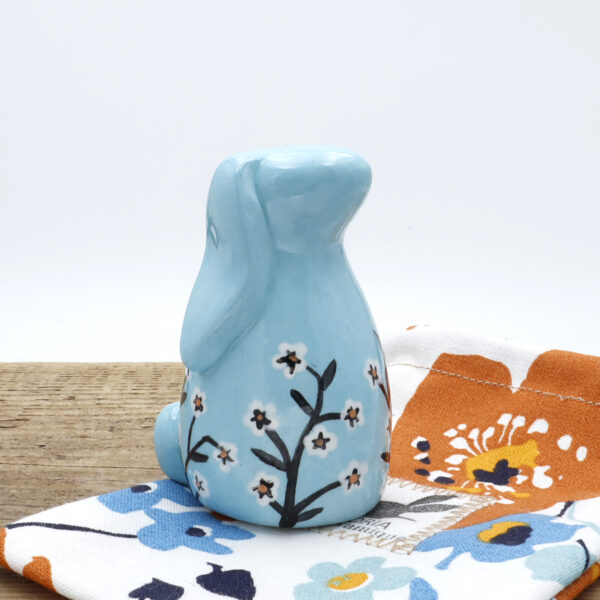 Petit lapin bleu clair en céramique peint à la main avec des fleurs - Victoria Céramique