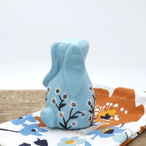 Petit lapin bleu clair en céramique peint à la main avec des fleurs - Victoria Céramique