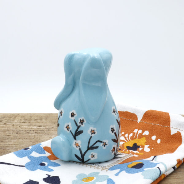 Petit lapin bleu clair en céramique peint à la main avec des fleurs - Victoria Céramique