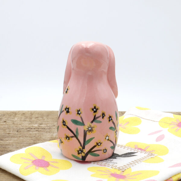 Petit lapin rose en céramique peint à la main avec des fleurs - Victoria CéramiquePetit lapin rose en céramique peint à la main avec des fleurs - Victoria Céramique