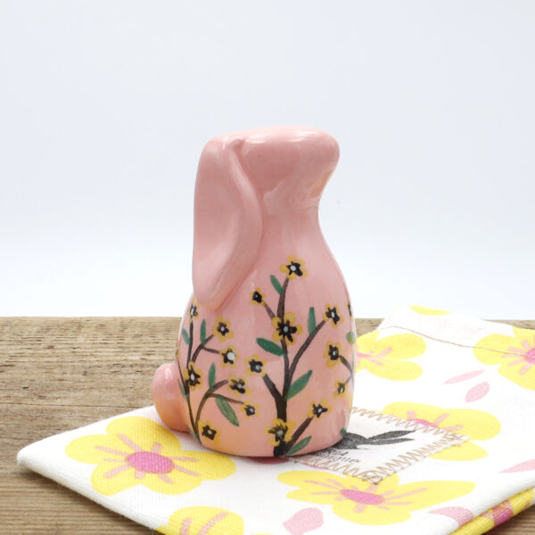 Petit lapin rose en céramique peint à la main avec des fleurs - Victoria Céramique