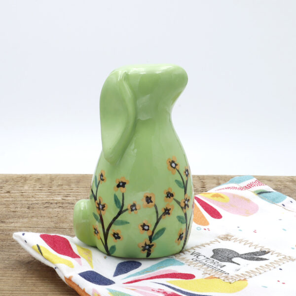 Petit lapin vert clair en céramique peint à la main avec des fleurs - Victoria Céramique