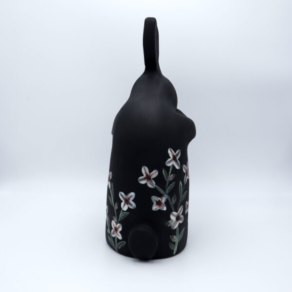 Grand lapin noir en céramique décoré de fleur