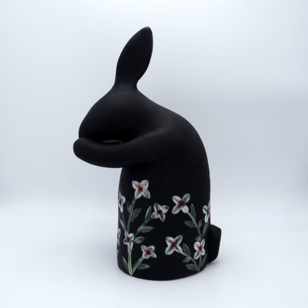 Grand lapin noir en céramique décoré de fleur