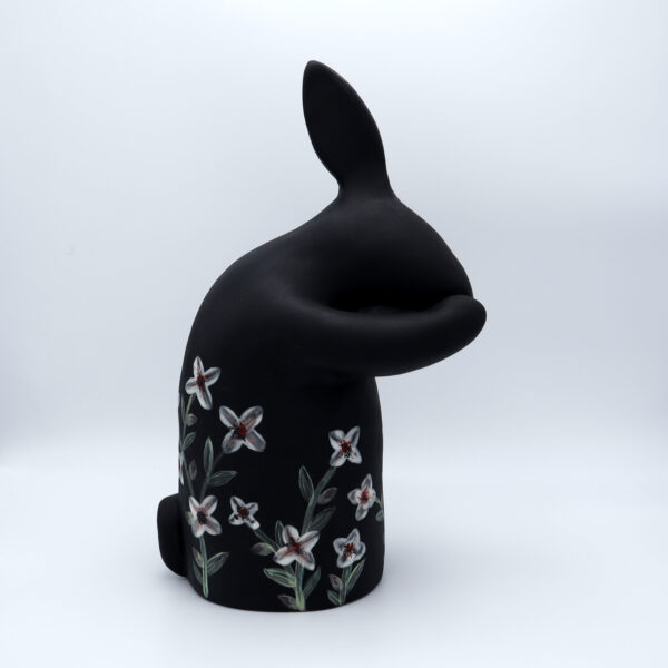 Grand lapin noir en céramique décoré de fleur