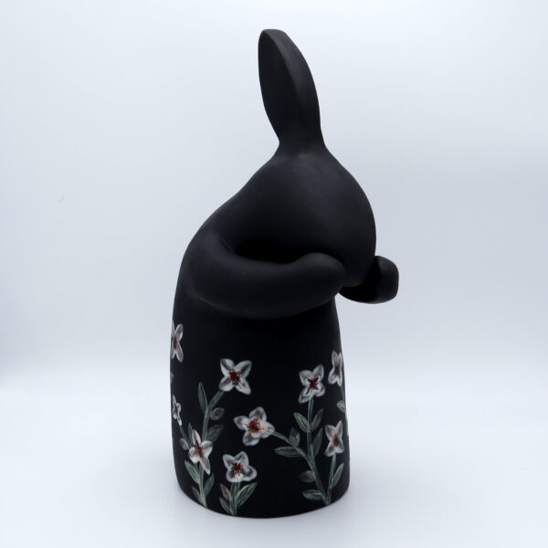 Grand lapin noir en céramique décoré de fleur