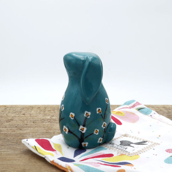 Petit lapin vert/bleu en céramique peint à la main avec des fleurs - Victoria Céramique