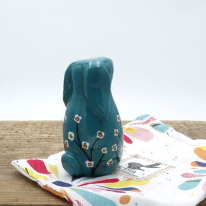 Petit lapin vert/bleu en céramique peint à la main avec des fleurs - Victoria Céramique