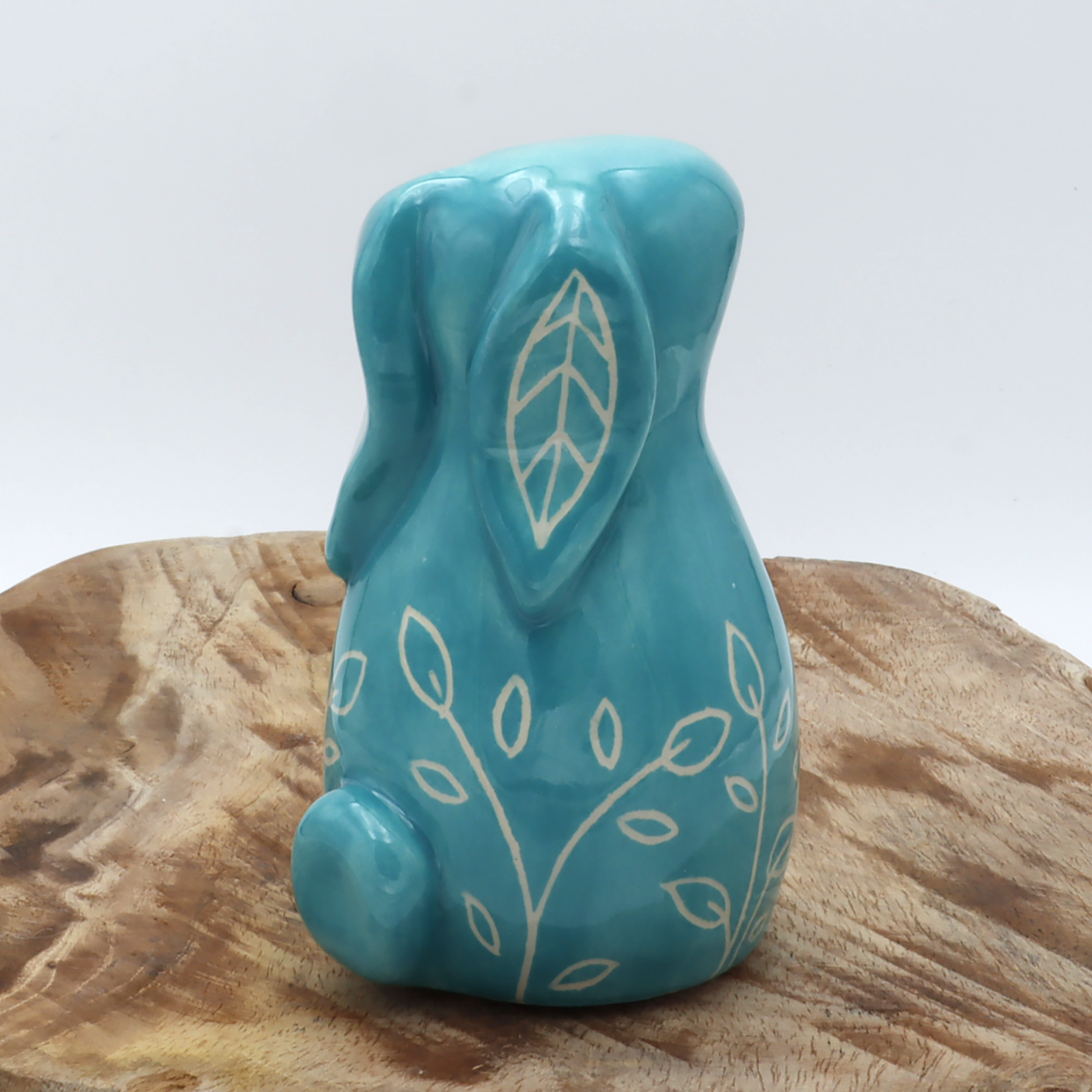 Lapin en céramique engobé et sgraffité turquoise