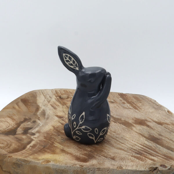 Petit lapin en céramique engobé en gris