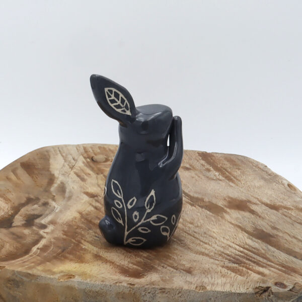 Petit lapin en céramique engobé en gris