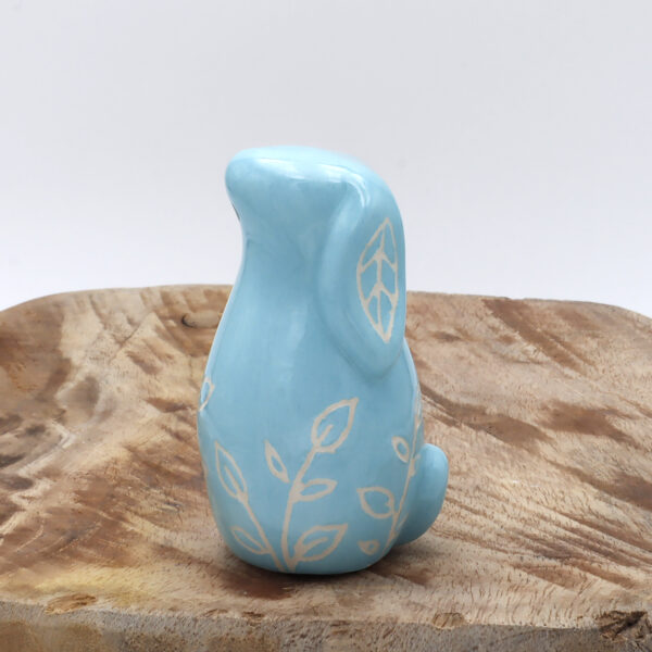 Petit lapin en céramique bleu clair