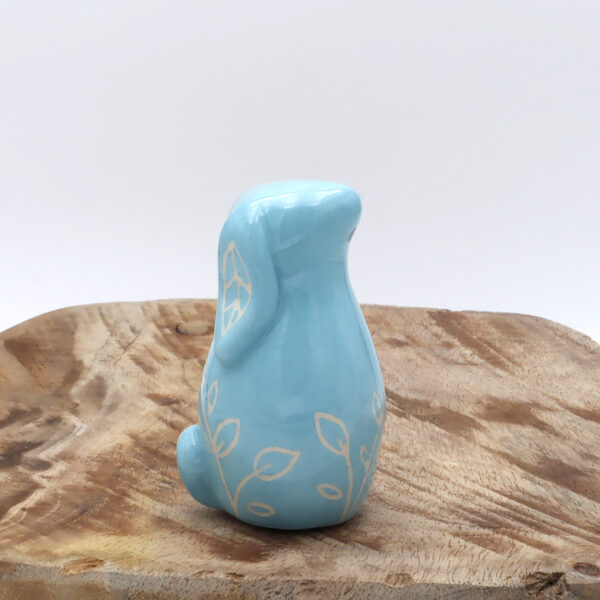 Petit lapin en céramique bleu clair