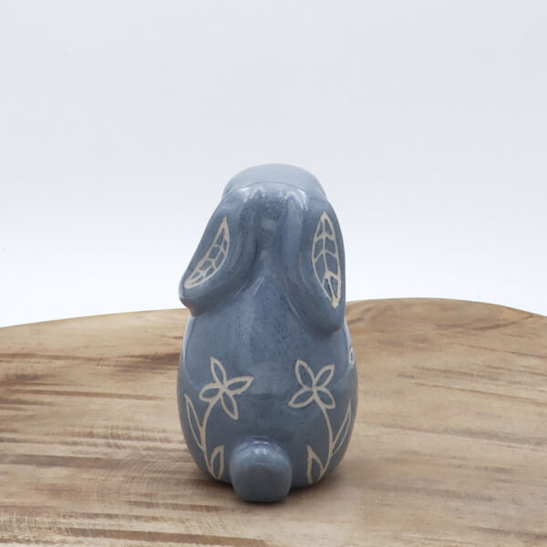 Petit lapin bleu en céramique