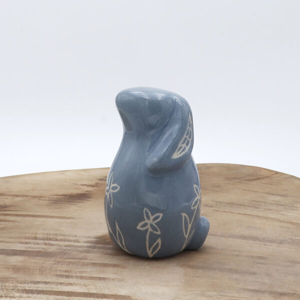 Petit lapin bleu en céramique