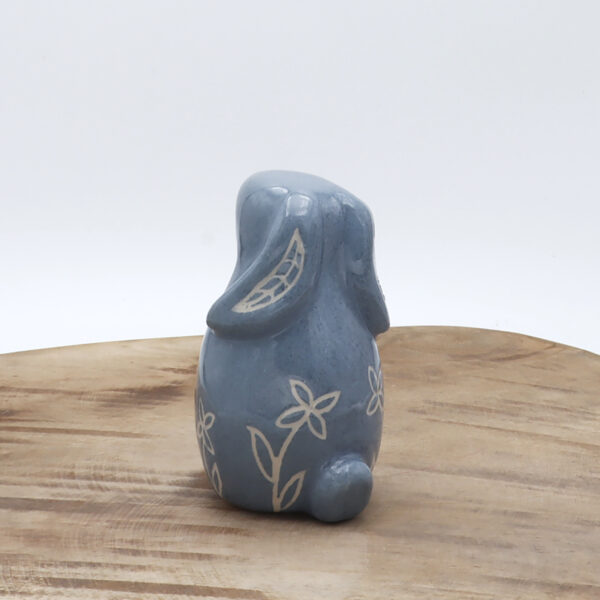 Petit lapin bleu en céramique