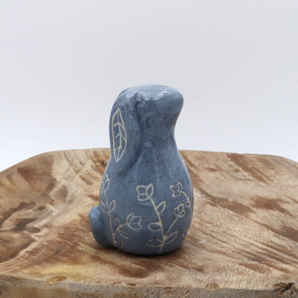 Petit lapin en céramique bleu