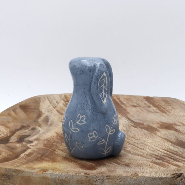 Petit lapin en céramique bleu