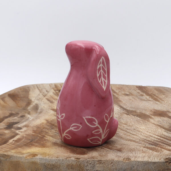 Petit lapin en céramique rose