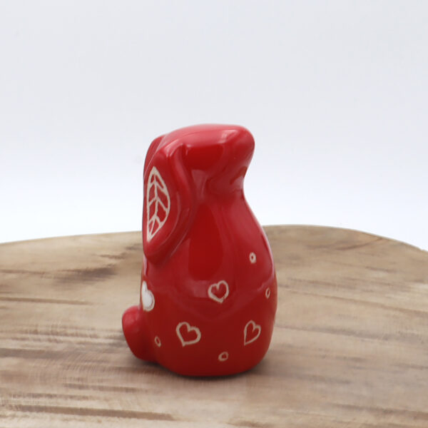 Lapin rouge en céramique avec des coeurs