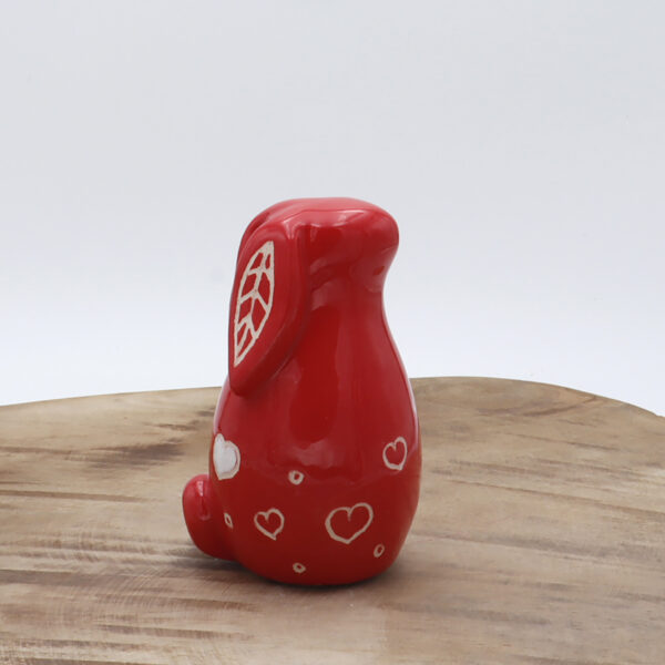 Lapin rouge en céramique avec des coeurs