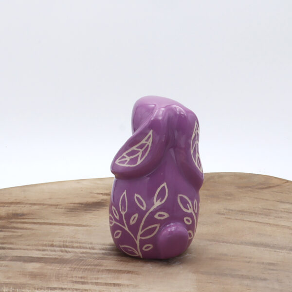Petit lapin violet en céramique