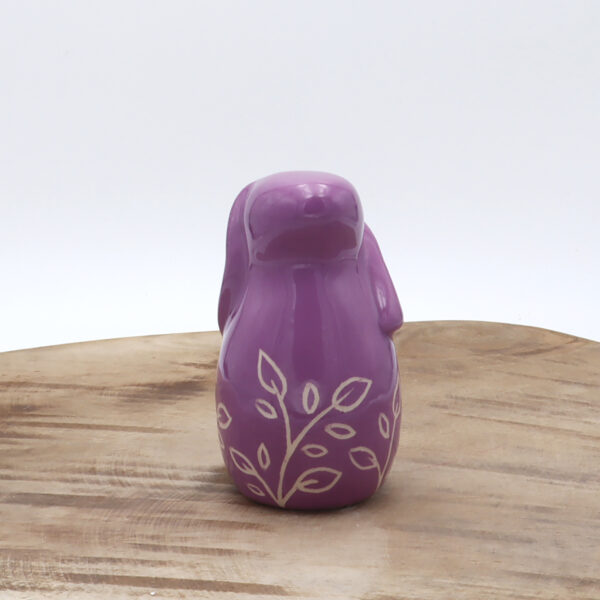 Petit lapin violet en céramique