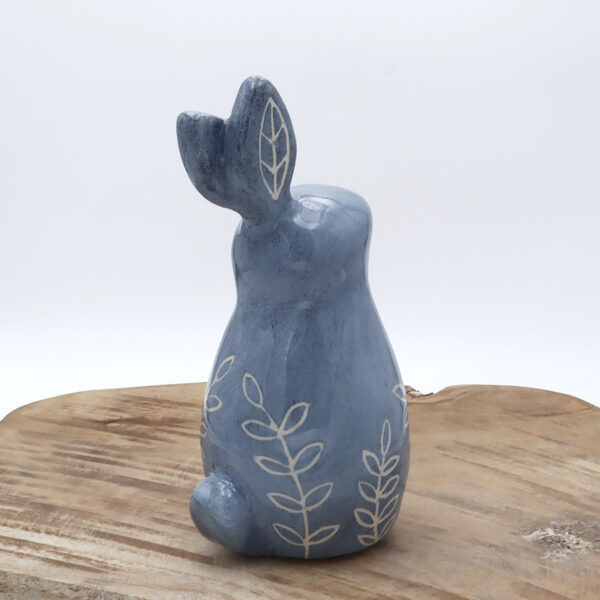 Lapin bleu en céramique avec les oreilles dressées