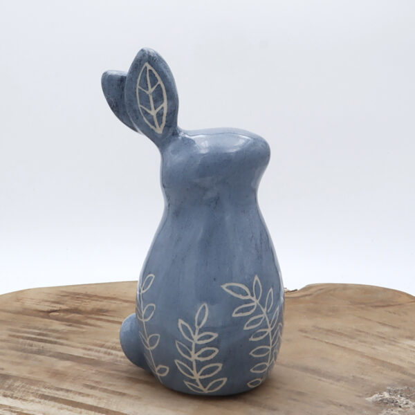 Lapin bleu en céramique avec les oreilles dressées