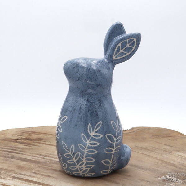 Lapin bleu en céramique avec les oreilles dressées