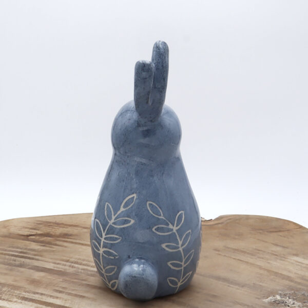 Lapin bleu en céramique avec les oreilles dressées