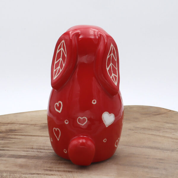 Lapin rouge en céramique avec des coeurs