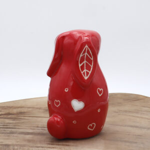 Lapin rouge en céramique avec des coeurs