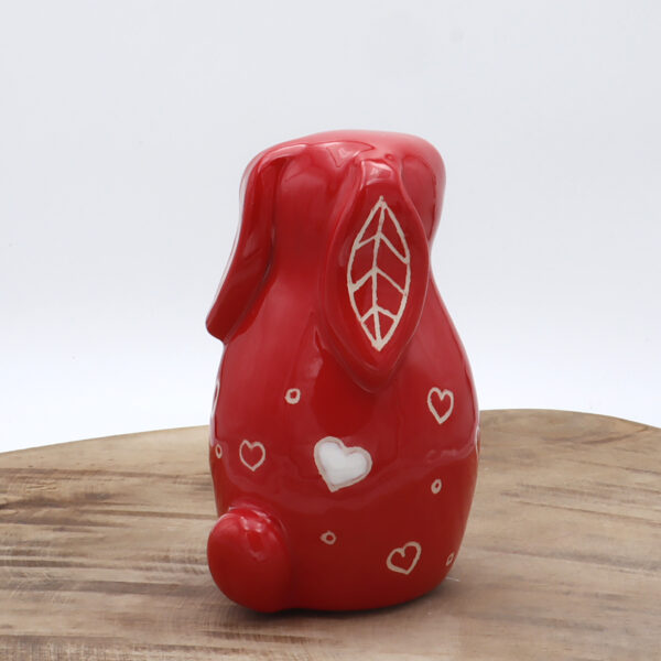 Lapin rouge en céramique avec des coeurs