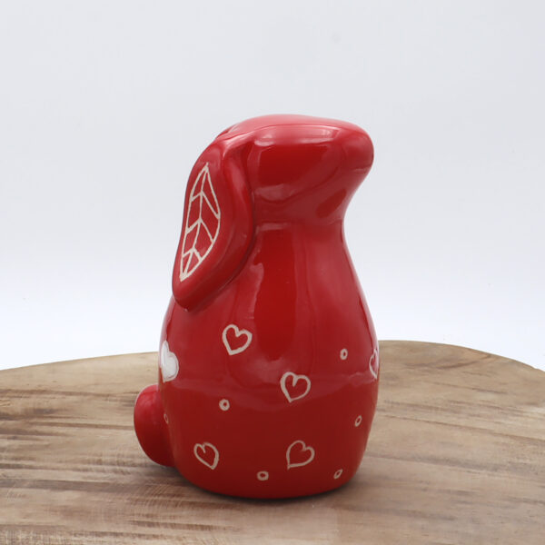Lapin rouge en céramique avec des coeurs