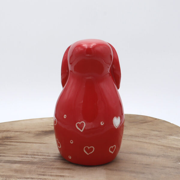 Lapin rouge en céramique avec des coeurs